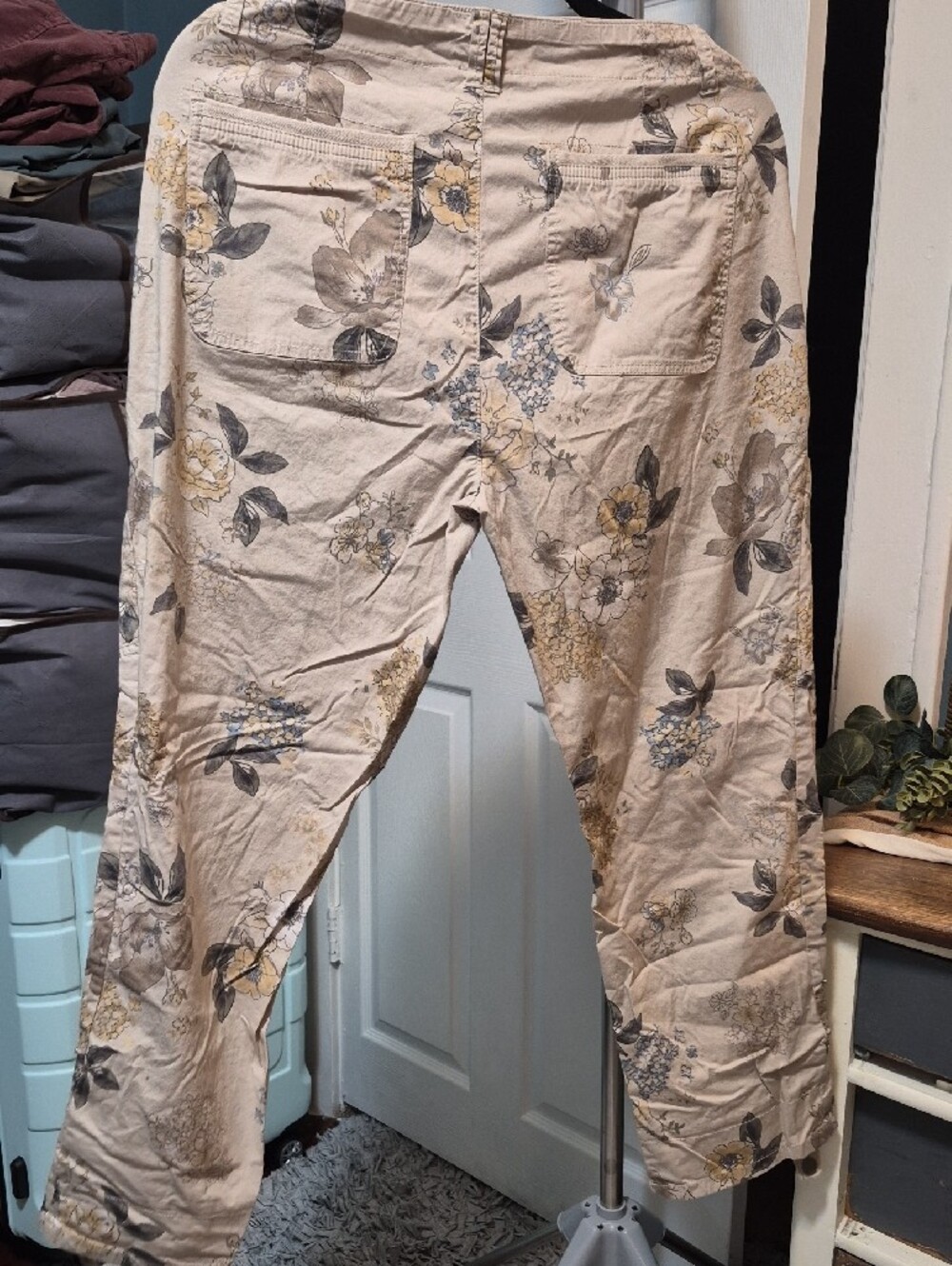 Democracy Cream Floral Cargo Ankle Pants with Gray and Yellow Print - Picture 4 of 5
